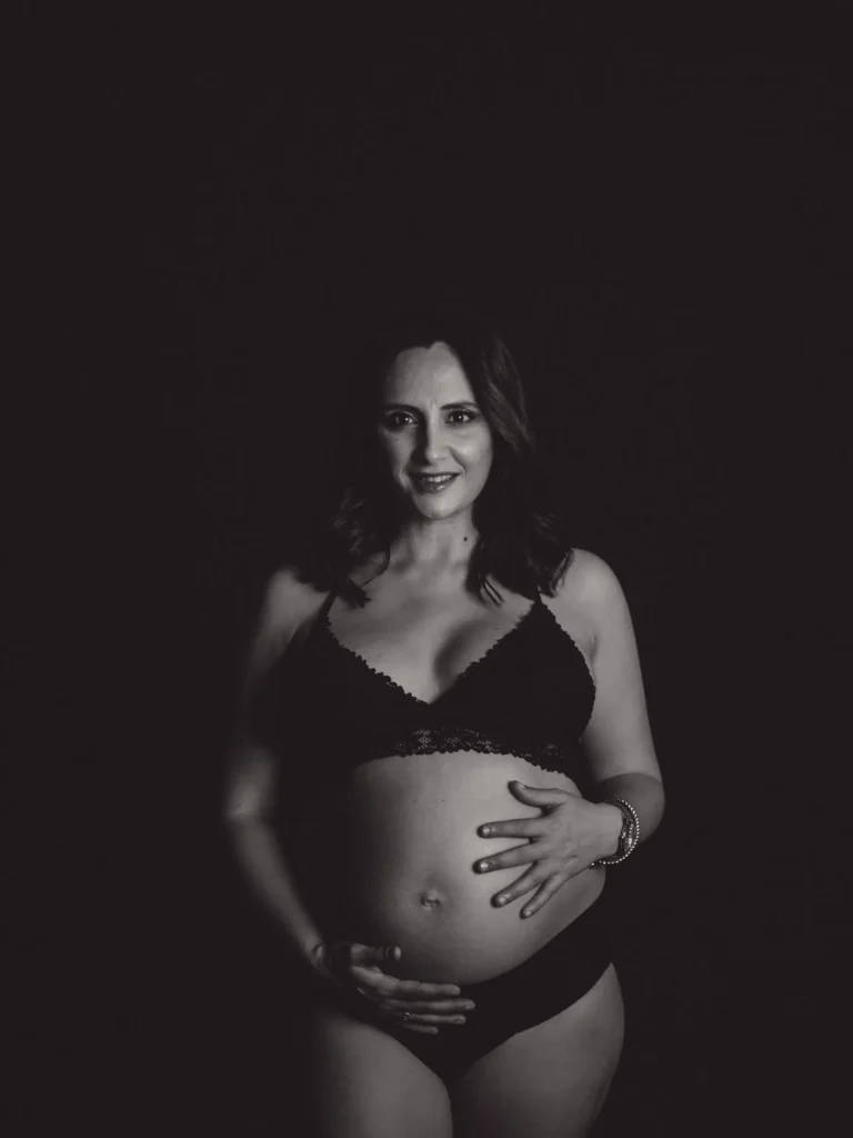 Retrato de embarazo en blanco y negro con iluminación de estudio