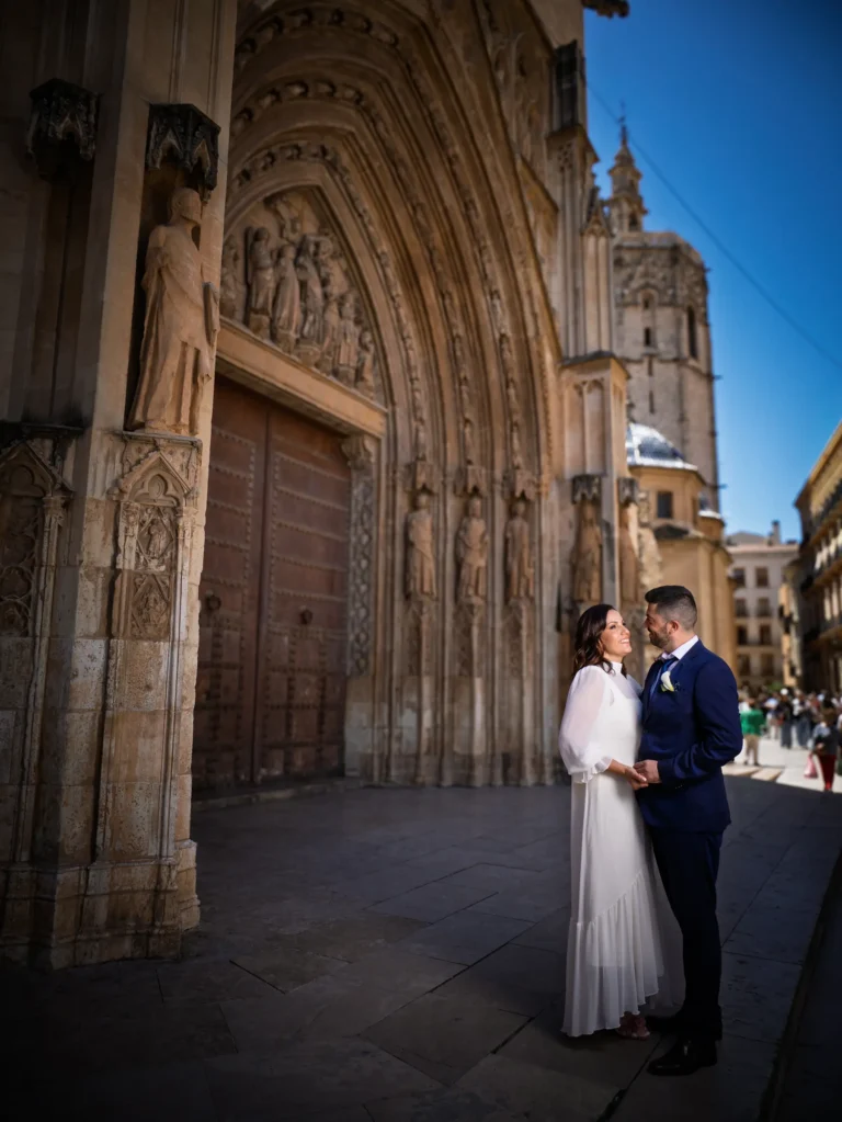 Pareja de boda ante una fachada histórica
